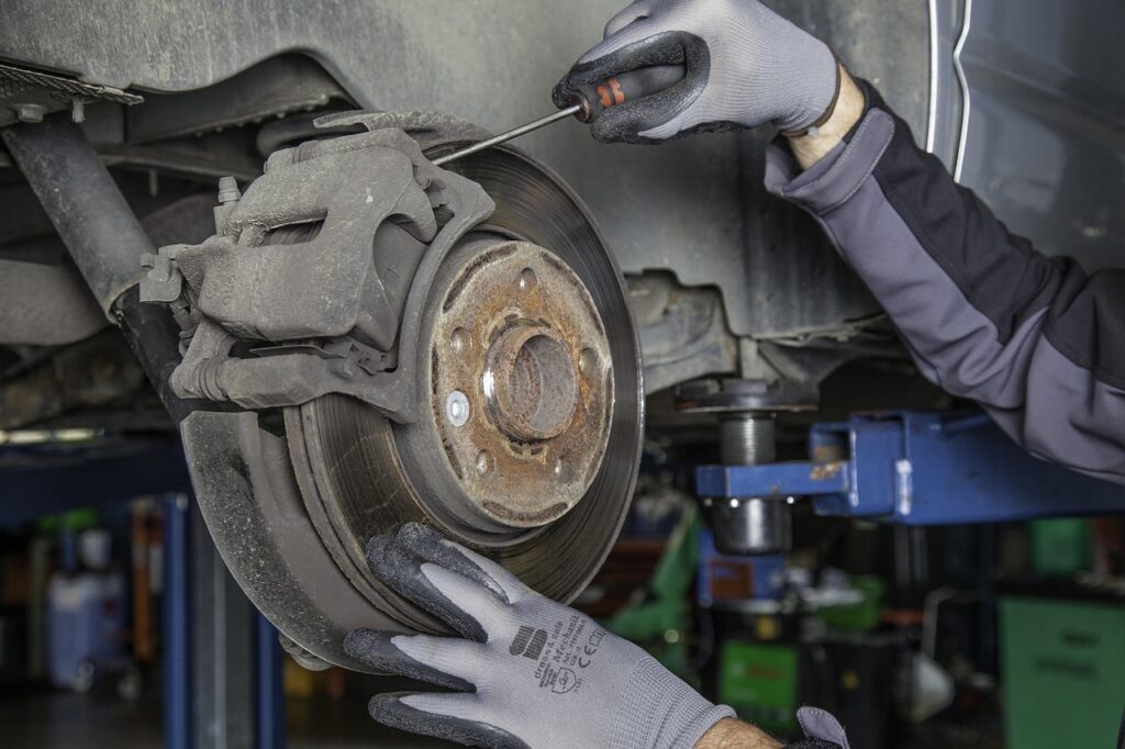 brake disc, workshop, automobile, service, mechanic, car wallpapers, technology, vehicle, screws, repair, screwdriver, car, towing, damage, inspection, brake disc change, brake change, brake shoes, brake pads, brake lining, auto repair shop